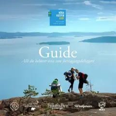 Vandrare på en klippa med havet och öar i bakgrunden, en guide för Höga Kusten Hike.