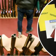 Vapenlicens tid. En person står framför vapenhyllor. Till höger syns flera vapenlicenser och ett tillstånd bevis angående innehav av skjutvapen.