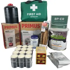 Första hjälpen-kit, gasolflaska, stormkök, tändstickor, vattenreningstabletter, nödkakor och värmeljus för en komplett prepping-utrustning.