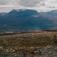 Vandring mot en avlägsen aurora sky station. Berg, sjöar och en slingrande flod i en vidsträckt svensk vildmark.