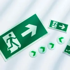 Gröna nödutgångsskyltar och pilar, redo att visa vägen ut ur ett **utter gryt**.