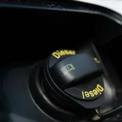 En svart tanklock med texten "Diesel" i gult. Symbolen för en öppen bok indikerar att man ska läsa instruktionerna innan man lagra diesel.