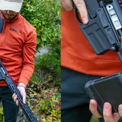 Man i orange tröja med en AR-15 redo för jakt. Magasinet tas ur vapnet.