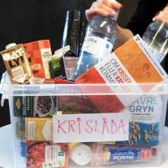 En krislåda med matvaror som havredryck, makaroner, tomater och havregryn. Perfekt för att ha värme påsar och förnödenheter redo.