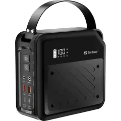 Svart Sandberg mobil powerbank med handtag och digital display som visar 100W. Flera USB-portar för laddning.