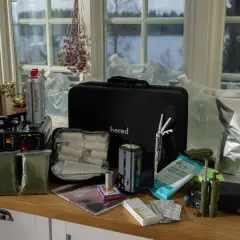 En beredskapslåda med gasolkök, vattenbehållare, första hjälpen-kit, ficklampa och andra förnödenheter för en tryggare vardag.
