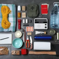 Här är en samling saker som visar vad preppar betyder: filt, rep, medicin, ficklampa, radio, vattenflaska, mat och verktyg.