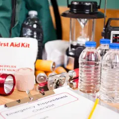 Nödvändigheter för en krislåda: första hjälpen-kit, ficklampa, batterier, vatten, radio och en lykta som ger bästa lampoljan.