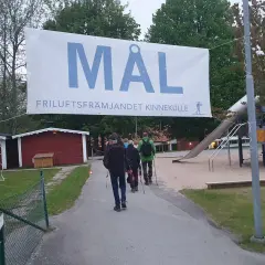 Mål för nattvandring Kinnekulle. Friluftsfrämjandet välkomnar deltagare till en kvällsvandring.