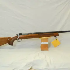 En klassisk Tikka M55 i trä, redo för jakt.