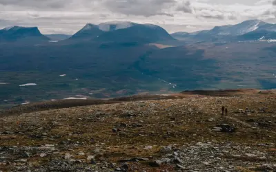 Vandring mot en avlägsen aurora sky station. Berg, sjöar och en slingrande flod i en vidsträckt svensk vildmark.