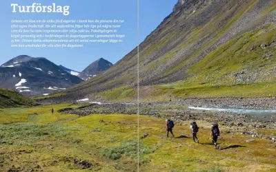 Vandrare med ryggsäckar rör sig genom ett gräsbevuxet landskap i Sarek nationalpark, med berg och en flod i bakgrunden.