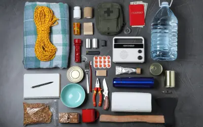 Här är en samling saker som visar vad preppar betyder: filt, rep, medicin, ficklampa, radio, vattenflaska, mat och verktyg.
