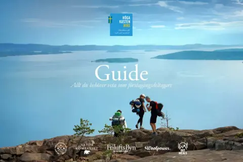 Vandrare på en klippa med havet och öar i bakgrunden, en guide för Höga Kusten Hike.