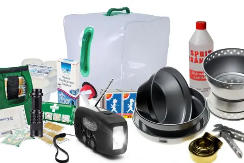 Nödpaket med vattenreningstabletter, ficklampa, radio, kastruller och en värmepåse för mat.