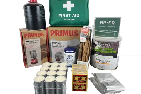 Första hjälpen-kit, gasolflaska, stormkök, tändstickor, vattenreningstabletter, nödkakor och värmeljus för en komplett prepping-utrustning.