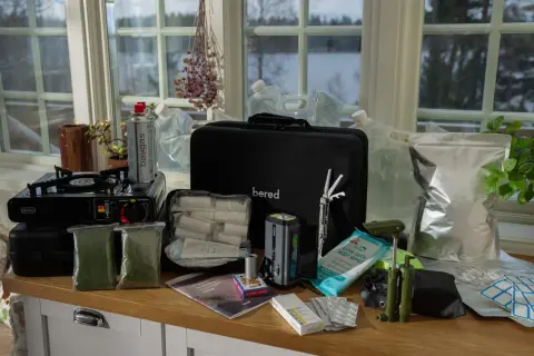 En beredskapslåda med gasolkök, vattenbehållare, första hjälpen-kit, ficklampa och andra förnödenheter för en tryggare vardag.