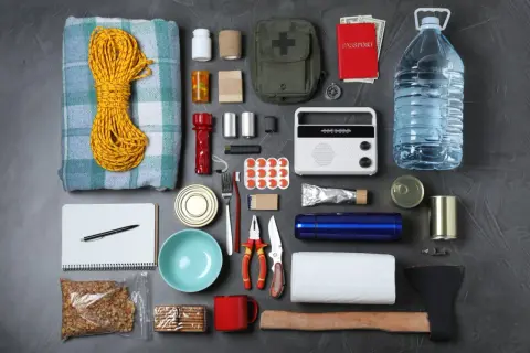 Här är en samling saker som visar vad preppar betyder: filt, rep, medicin, ficklampa, radio, vattenflaska, mat och verktyg.