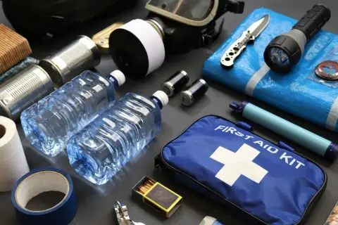 Nödvändigheter för överlevnad: vatten, första hjälpen-kit, kniv, ficklampa, tändstickor. Tänk på vad som är fotogen för att värma eller lysa upp.
