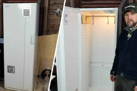 Man visar upp ett modifierat kylrum för jakt. Kylskåpet har fått ventilation och krokar för upphängning.