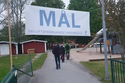 Mål för nattvandring Kinnekulle. Friluftsfrämjandet välkomnar deltagare till en kvällsvandring.