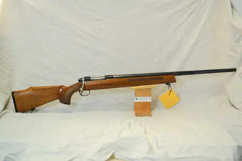 En klassisk Tikka M55 i trä, redo för jakt.