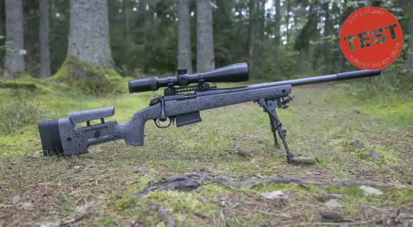 En prickskyttegevär med kikarsikte och bipod ligger i skogen. Artikeln handlar om vad man får jaga med 22lr.