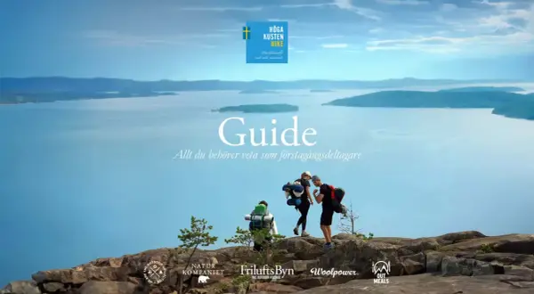 Vandrare på en klippa med havet och öar i bakgrunden, en guide för Höga Kusten Hike.