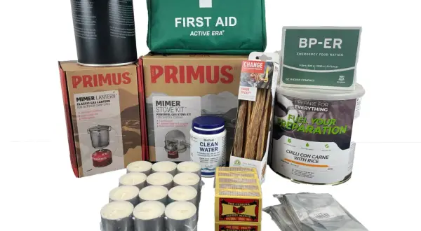 Första hjälpen-kit, gasolflaska, stormkök, tändstickor, vattenreningstabletter, nödkakor och värmeljus för en komplett prepping-utrustning.