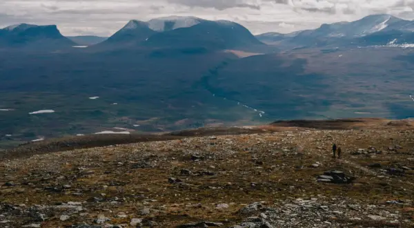 Vandring mot en avlägsen aurora sky station. Berg, sjöar och en slingrande flod i en vidsträckt svensk vildmark.