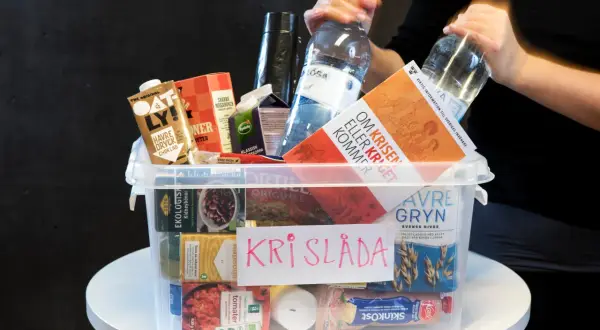 En krislåda med matvaror som havredryck, makaroner, tomater och havregryn. Perfekt för att ha värme påsar och förnödenheter redo.