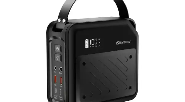 Svart Sandberg mobil powerbank med handtag och digital display som visar 100W. Flera USB-portar för laddning.