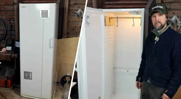 Man visar upp ett modifierat kylrum för jakt. Kylskåpet har fått ventilation och krokar för upphängning.