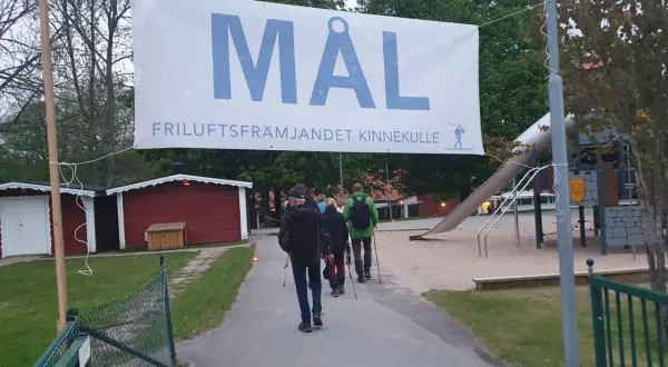 Mål för nattvandring Kinnekulle. Friluftsfrämjandet välkomnar deltagare till en kvällsvandring.