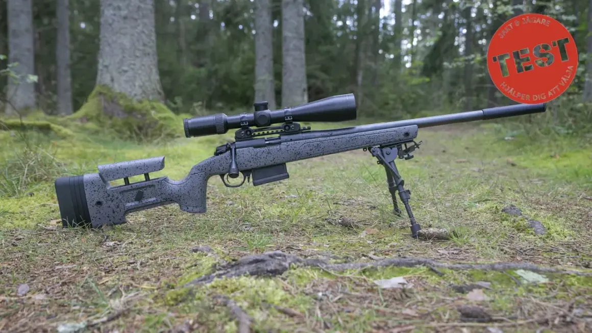 En prickskyttegevär med kikarsikte och bipod ligger i skogen. Artikeln handlar om vad man får jaga med 22lr.