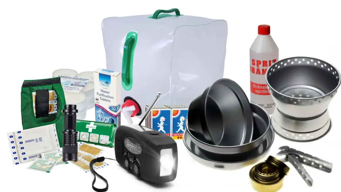 Nödpaket med vattenreningstabletter, ficklampa, radio, kastruller och en värmepåse för mat.