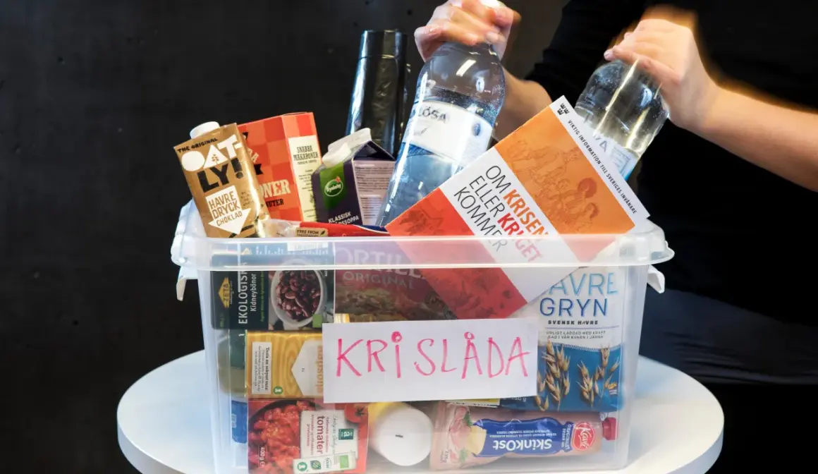 En krislåda med matvaror som havredryck, makaroner, tomater och havregryn. Perfekt för att ha värme påsar och förnödenheter redo.