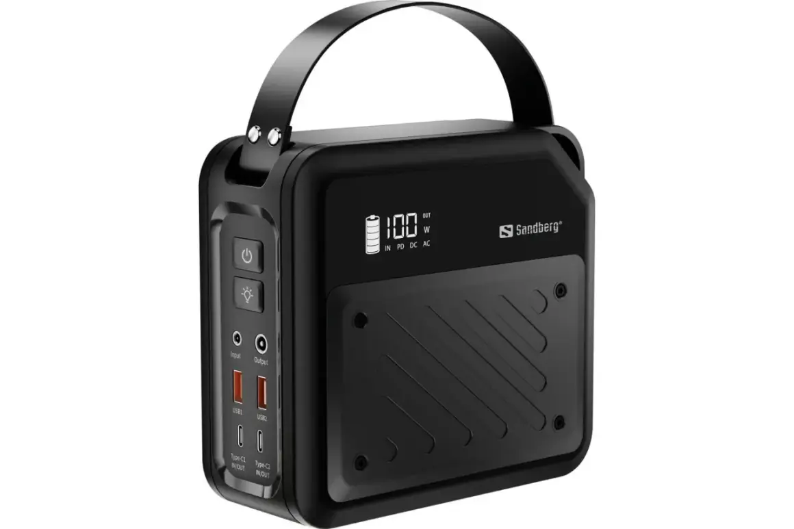 Svart Sandberg mobil powerbank med handtag och digital display som visar 100W. Flera USB-portar för laddning.