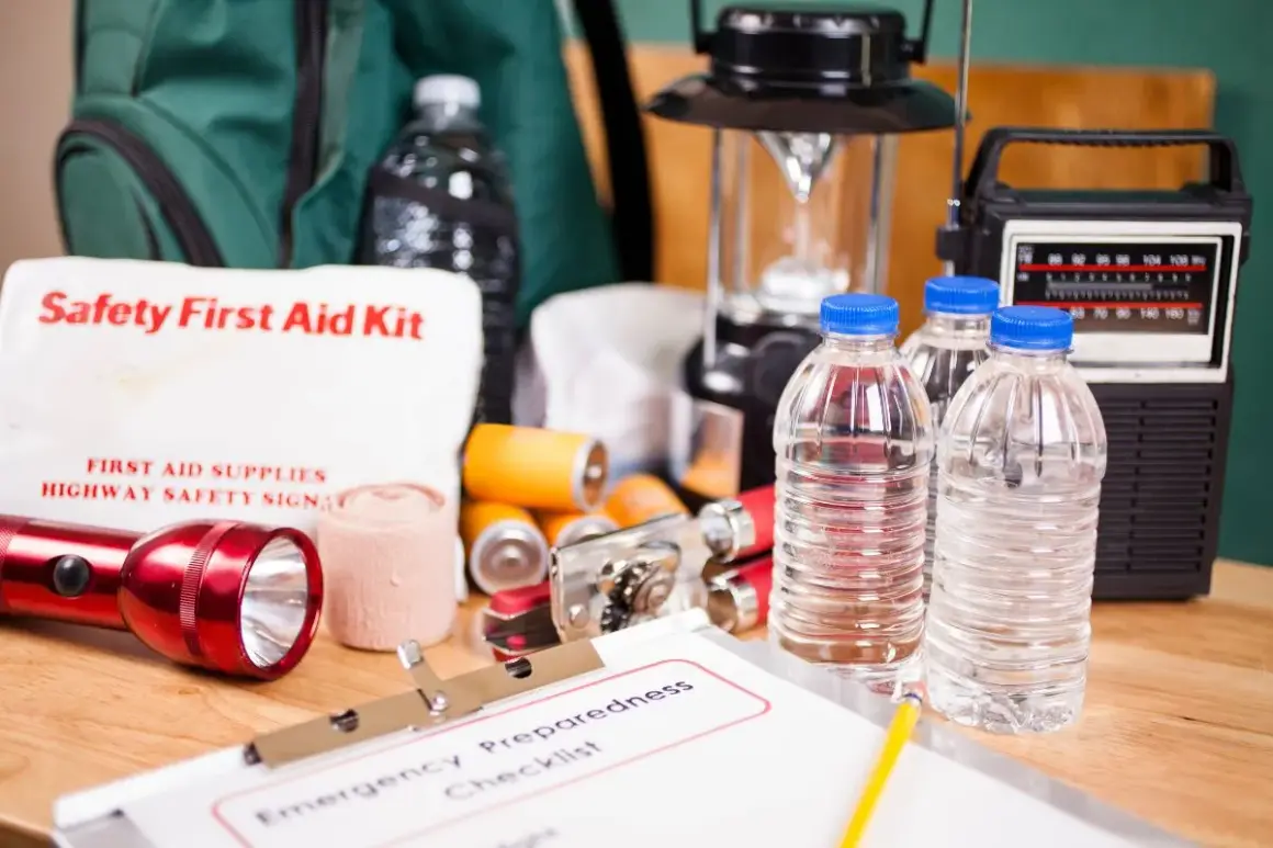 Nödvändigheter för en krislåda: första hjälpen-kit, ficklampa, batterier, vatten, radio och en lykta som ger bästa lampoljan.