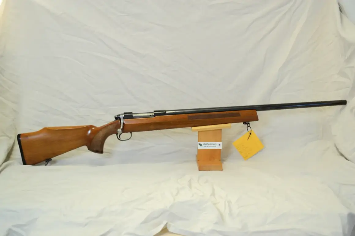 En klassisk Tikka M55 i trä, redo för jakt.