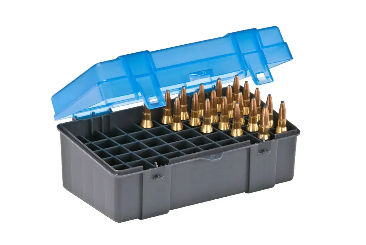 Gr&aring; ammunitionl&aring;da med bl&aring;tt lock, fylld med patroner. En p&aring;minnelse om att kolla hur mycket ammunition man f&aring;r ha hemma.