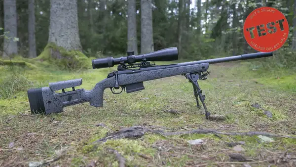 En prickskyttegevär med kikarsikte och bipod ligger i skogen. Artikeln handlar om vad man får jaga med 22lr.
