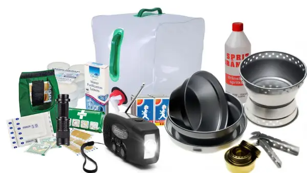 Nödpaket med vattenreningstabletter, ficklampa, radio, kastruller och en värmepåse för mat.