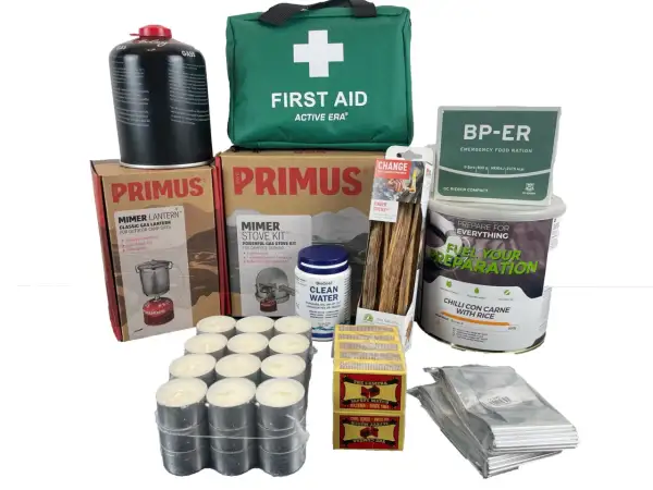 Första hjälpen-kit, gasolflaska, stormkök, tändstickor, vattenreningstabletter, nödkakor och värmeljus för en komplett prepping-utrustning.