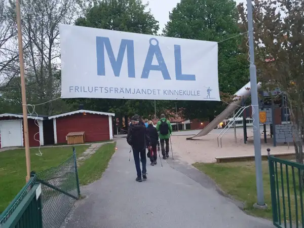 Mål för nattvandring Kinnekulle. Friluftsfrämjandet välkomnar deltagare till en kvällsvandring.